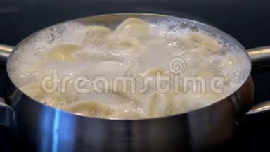 大汤圆，用泡沫在不锈锅中煮